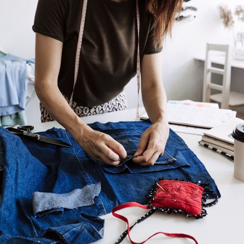 Taller creativo de Upcycling: hacemos un bolso con un pantalón vaquero